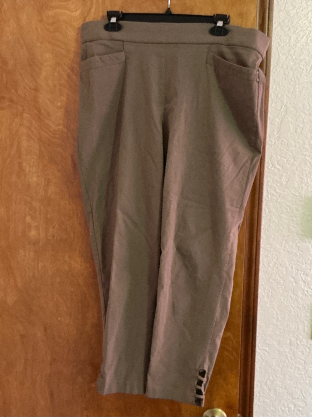 89th & Madison Cropped Ankle Pants in Taupe